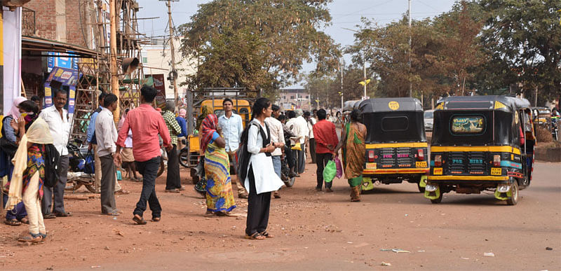 ಬೀದರ್‌ನ ಗುಂಪಾದಲ್ಲಿ ನಗರ ಸಾರಿಗೆ ಬಸ್‌ಗಾಗಿ ಕಾದು ನಿಂತಿರುವ ಪ್ರಯಾಣಿಕರು
