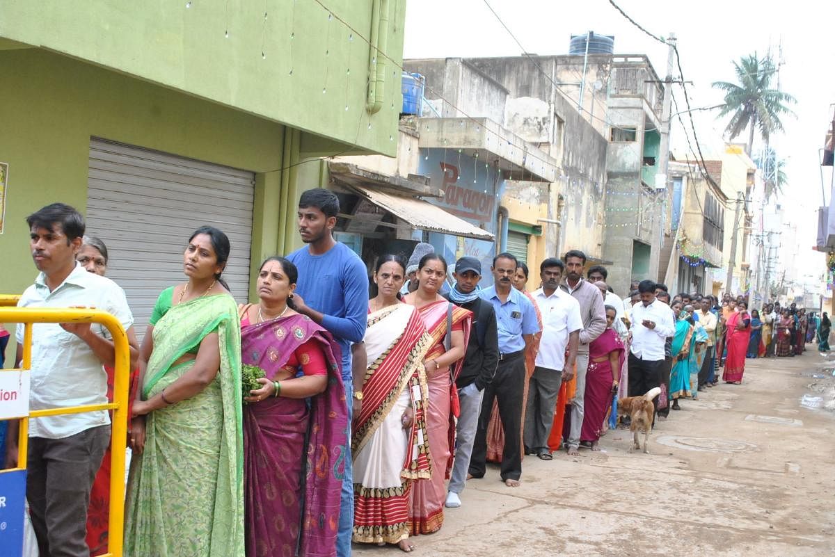 ವೈಕುಂಠ ಏಕಾದಶಿ ಹಿನ್ನೆಲೆಯಲ್ಲಿ ಕೋಲಾರದ ದೊಡ್ಡಪೇಟೆಯ ವೆಂಕಟರಮಣಸ್ವಾಮಿ ದೇವಸ್ಥಾನದ ಬಳಿ ಸೋಮವಾರ ಭಕ್ತರು ದೇವರ ದರ್ಶನಕ್ಕೆ ಸಾಲುಗಟ್ಟಿ ನಿಂತಿದ್ದರು.