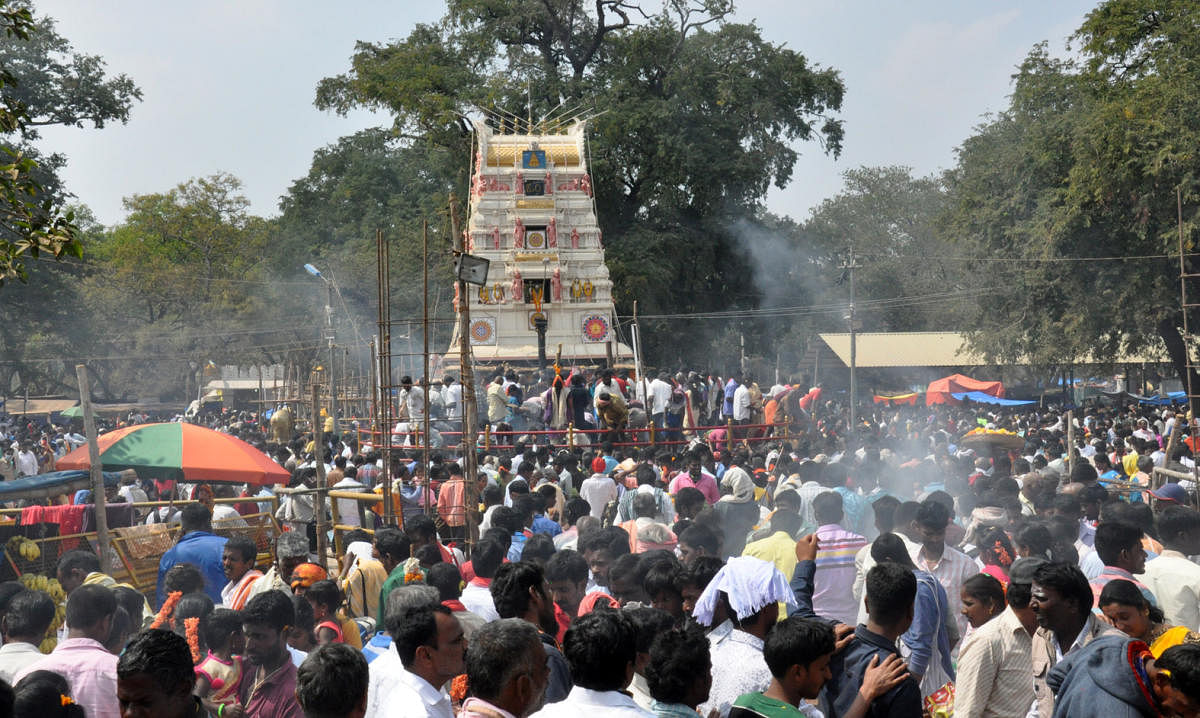 ಚಿಕ್ಕಲ್ಲೂರು ಜಾತ್ರೆಯ ಸಂದರ್ಭದಲ್ಲಿ ನೆರೆದ ಭಕ್ತರ ಸಂಗ್ರಹ ಚಿತ್ರ