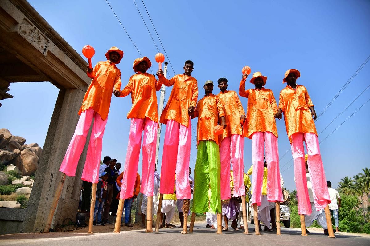 ಕೊಪ್ಪಳ ಜಿಲ್ಲೆಯ ಆನೆಗೊಂದಿ ಉತ್ಸವದ ಭವ್ಯ ಮೆರವಣಿಗೆಯಲ್ಲಿ ಭಾಗವಹಿಸಿದ್ದ ಮರಗಾಲು ಕಲಾವಿದರು