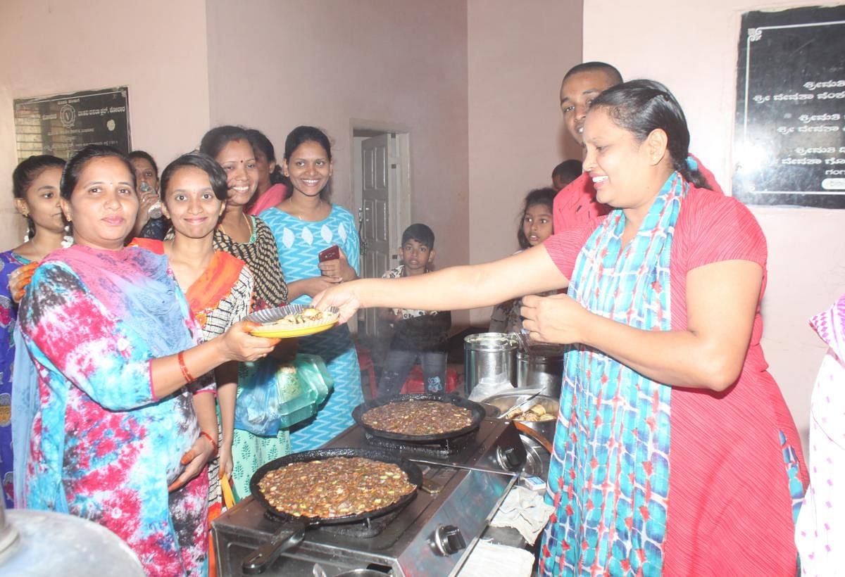 ಕೋಲಾರದಲ್ಲಿ ವಾಸವಿ ಯುವಜನ ಸಂಘದಿಂದ ಭಾನುವಾರ ಅವರೆ ಮೇಳಕ್ಕೆ ನಡೆಯಿತು.