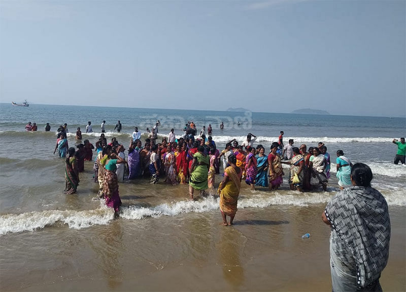 ಸಾಗರಮಾಲಾ ಯೋಜನೆಯ ಕಾಮಗಾರಿ ವಿರೋಧಿಸಿ ಪ್ರತಿಭಟಿಸಿ ಸಮುದ್ರಕ್ಕಿಳಿದ ಮೀನುಗಾರ ಮಹಿಳೆಯರು