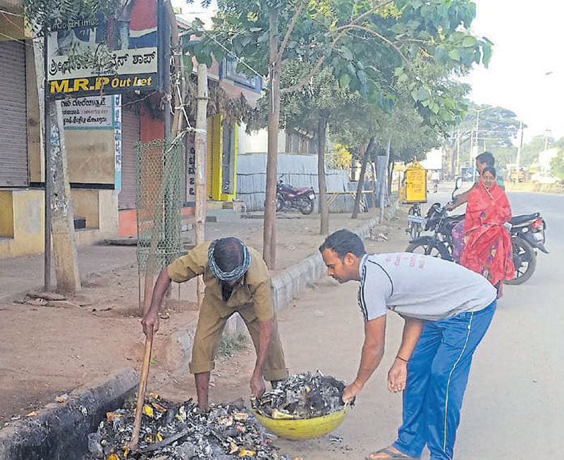 ಪೌರ ಕಾರ್ಮಿಕರ ಜೊತೆ ಕಸ ತೆಗೆಯುವ ಕಾಯಕದಲ್ಲಿ ಶಿಕ್ಷಕ ನಾಗರಾಜು