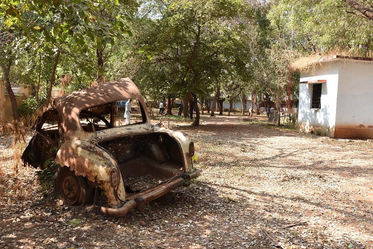 ಜಿಲ್ಲಾಧಿಕಾರಿ ಕಚೇರಿ ಹಿಂಭಾಗದ ಆವರಣದಲ್ಲಿ ಹಾಳು ಬಿದ್ದ ಕಾರು