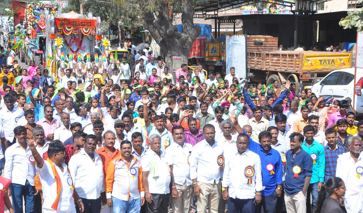 ನಿಜಶರಣ ಅಂಬಿಗರ ಚೌಡಯ್ಯ ಜಯಂತಿ ಅಂಗವಾಗಿ ಚೌಡಯ್ಯ ಅವರ ಭಾವಚಿತ್ರ ಮೆರವಣಿಗೆಯೂ ಚಿತ್ರದುರ್ಗದ ಪ್ರಮುಖ ರಸ್ತೆಗಳಲ್ಲಿ ಮಂಗಳವಾರ ಅದ್ದೂರಿಯಾಗಿ ನಡೆಯಿತು