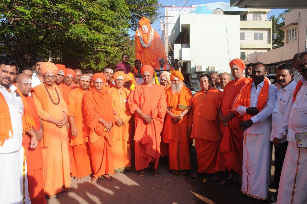 ತುಮಕೂರು ಜಿಲ್ಲಾ ವೀರಶೈವ ಲಿಂಗಾಯತ ಸೇವಾ ಸಮಿತಿಯಿಂದ ಮಂಗಳವಾರ ಏರ್ಪಡಿಸಿದ್ದ ಡಾ.ಶಿವಕುಮಾರಸ್ವಾಮೀಜಿ ಪುಣ್ಯಸ್ಮರಣೆ ಕಾರ್ಯಕ್ರಮದ ಅಂಗವಾಗಿ ಮೆರವಣಿಗೆ ನಡೆಯಿತು.