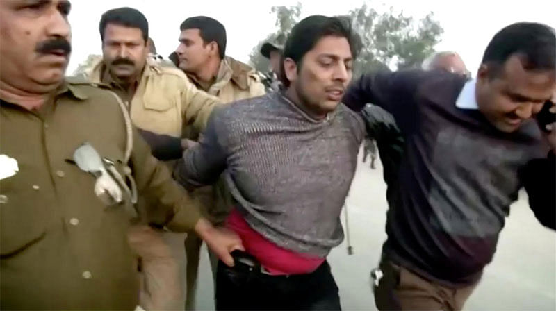 ಸಿಎಎ ಹೋರಾಟಗಾರರ ಮೇಲೆ ಗುಂಡಿನ ದಾಳಿ ನಡೆಸಿದ್ದ ಕಪಿಲ್‌ ಗುಜ್ಜರ್‌ನನ್ನು ವಶಕ್ಕೆ ಪಡೆದು ಕರೆದೊಯ್ಯುತ್ತಿರುವ ಪೊಲೀಸರು 