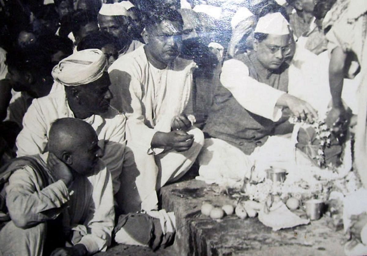 ಶ್ರೀರಂಗಪಟ್ಟಣದಲ್ಲಿ 1948ರ ಫೆ. 12ರಂದು ವಿಸರ್ಜನೆಗೂ ಮುನ್ನ ಅಂದಿನ ಮುಖ್ಯಮಂತ್ರಿ ಕೆ.ಸಿ. ರೆಡ್ಡಿ ಅವರು ಗಾಂಧೀಜಿ ಚಿತಾಭಸ್ಮಕ್ಕೆ ಪೂಜೆ ಸಲ್ಲಿಸುತ್ತಿರುವುದು