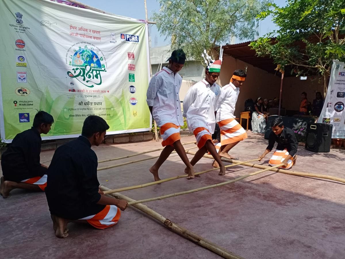 ರಾಯಚೂರಿನ ಬಸವಶ್ರೀ ಪ್ರೌಢಶಾಲೆಯಲ್ಲಿ ಪಿಸಿಆರ್‌ಎ ಮತ್ತು ಐಒಸಿಎಲ್‌ನಿಂದ ಗುರುವಾರ ಏರ್ಪಡಿಸಿದ್ದ ಪ್ರತಿಭಾ ಪ್ರದರ್ಶನ ಹಾಗೂ ಇಂಧನ ಜಾಗೃತಿ ಕಾರ್ಯಕ್ರಮದಲ್ಲಿ ವಿದ್ಯಾರ್ಥಿಗಳು ಮಿಜೋರಾಂನ ಚಾರ್ವಾ ನೃತ್ಯ ಪ್ರದರ್ಶಿಸಿದರು