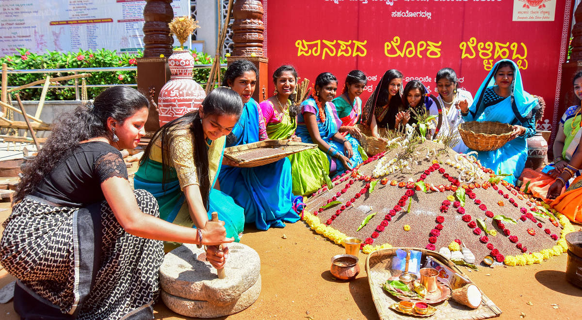 ರವೀಂದ್ರ ಕಲಾಕ್ಷೇತ್ರದ ಬಳಿ ನಿರ್ಮಿಸಿದ್ದ ಗ್ರಾಮೀಣ ಲೋಕ ಗಮನ ಸೆಳೆಯಿತು. ಯುವತಿಯರು ರಾಗಿ ಬೀಸಿ ಖುಷಿಪಟ್ಟರು (ಎಡಚಿತ್ರ) ರಾಗಿ ರಾಶಿಗೆ ಆದಿಚುಂಚನಗಿರಿ ಮಠದ ನಿರ್ಮಲಾನಂದನಾಥ ಸ್ವಾಮೀಜಿ ಪೂಜೆ ಸಲ್ಲಿಸಿದರು. ಸಚಿವ ಸಿ.ಟಿ. ರವಿ, ಜಾನಪದ ಪರಿಷತ್ತಿನ ಅಧ್ಯಕ್ಷ ಟಿ.ತಿಮ್ಮೇಗೌಡ, ಕನ್ನಡ ಮತ್ತು ಸಂಸ್ಕೃತಿ ಇಲಾಖೆ ನಿರ್ದೇಶಕ ಎಸ್.ರಂಗಪ್ಪ ಇದ್ದರು –ಪ್ರಜಾವಾಣಿ ಚಿತ್ರಗಳು