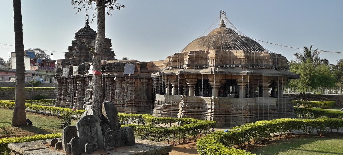 ಶಿವರಾತ್ರಿ ಹಬ್ಬಕ್ಕೆ ಸಜ್ಜುಗೊಂಡಿರುವ ಹೊಯ್ಸಳರ ಕಾಲದ ಚಂದ್ರಮೌಳೇಶ್ವರ ಸ್ವಾಮಿ ದೇವಾಲಯ