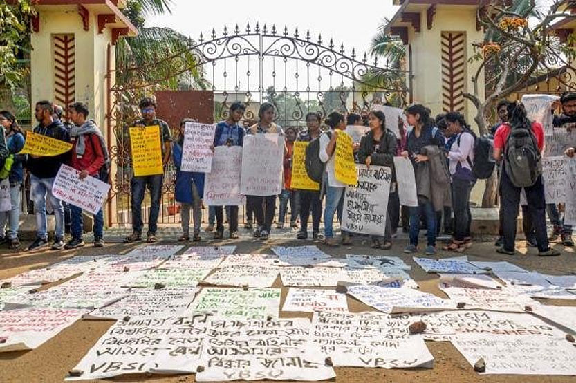 ಸಿಎಎ ವಿರುದ್ಧ ಪ್ರತಿಭಟಿಸುತ್ತಿರುವ ವಿಶ್ವಭಾರತಿ ವಿವಿ ವಿದ್ಯಾರ್ಥಿಗಳು
