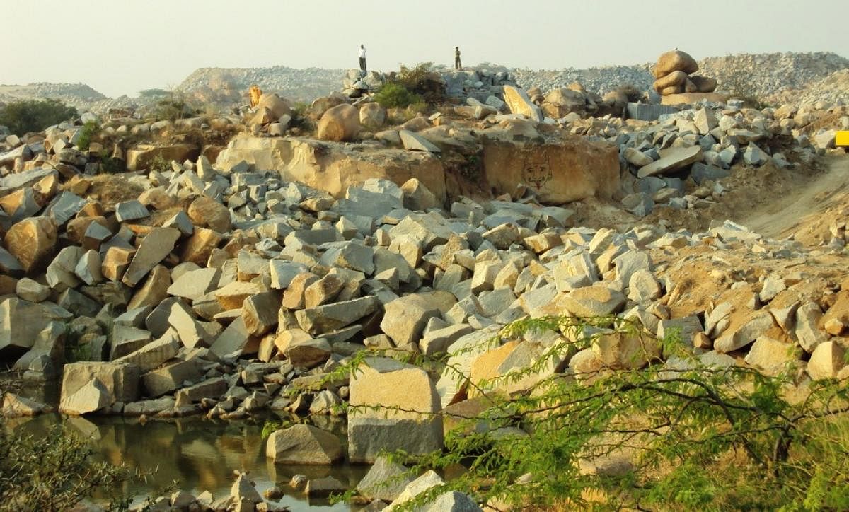 ಮುದಗಲ್‌ನ ಹೊರ ವಲಯದಲ್ಲಿ ನಡೆಯುತ್ತಿರುವ ಗ್ರಾನೈಟ್ ಗಣಿಗಾರಿಕೆ