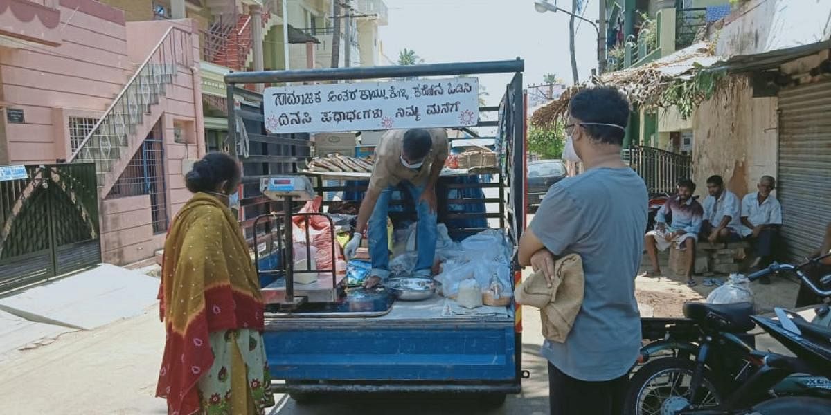 ಮೈಸೂರಿನ ಎನ್‌.ಆರ್.ಮೊಹಲ್ಲಾದಲ್ಲಿ ಮನೆ ಮನೆ ಬಾಗಿಲಿಗೆ ದಿನಸಿ ಮಾರಾಟ ಮಾಡುವ ಪಿ.ಮೋಹನ್‌ಕುಮಾರ್‌