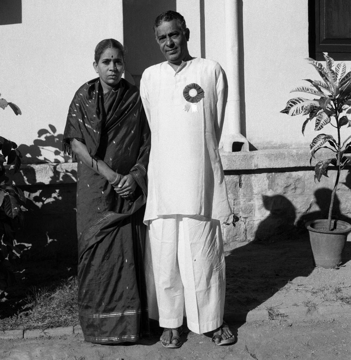 ಪತ್ನಿ ಅಂಬುಜಾ ಅವರೊಂದಿಗೆ ತರಾಸು / ಚಿತ್ರ: ಪ್ರಜಾವಾಣಿ ಆರ್ಕೈವ್ಸ್‌