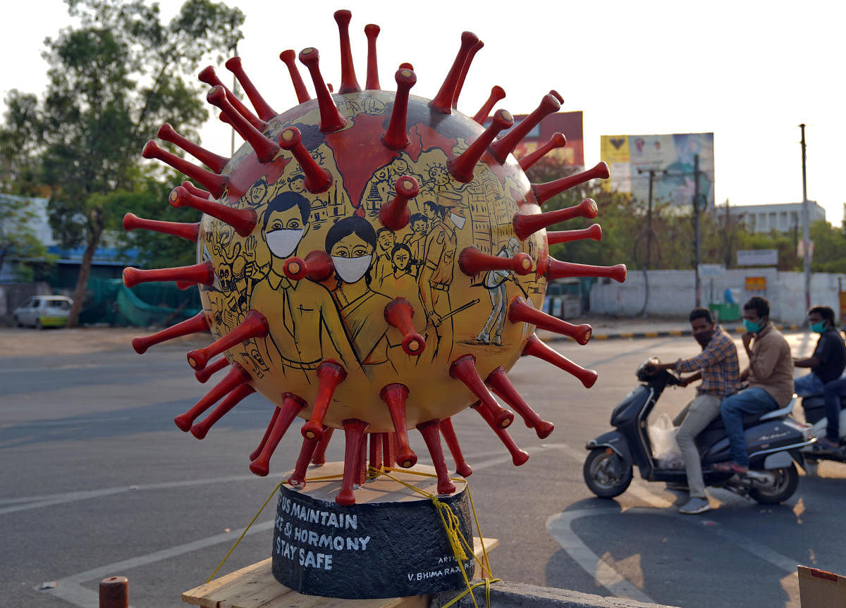 ಹೈದರಾಬಾದ್‌ನ ರಸ್ತೆ ಬದಿಯೊಂದರಲ್ಲಿ ಇರಿಸಿರುವ ಕೊರೊನಾ ವೈರಸ್‌ ಮಾದರಿಯ ಭೂಗೋಳದ ಆಕೃತಿ, ದ್ವಿಚಕ್ರವಾಹನ ಸವಾರರ ಗಮನ ಸೆಳೆಯಿತು