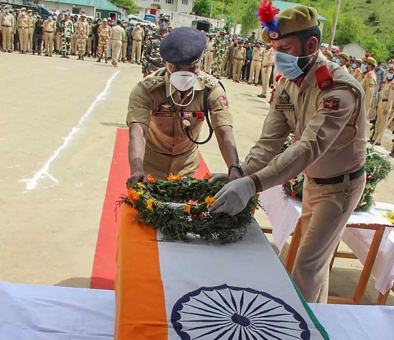 ಉತ್ತರ ಕಾಶ್ಮೀರದ ಹಂದ್ವಾರದಲ್ಲಿ ಉಗ್ರರ ಗುಂಡಿಗೆ ಹುತಾತ್ಮರಾದ ಸಬ್ ಇನ್‌ಸ್ಪೆಕ್ಟರ್ ಖಾಜಿ ಎಸ್.ಎ.ಪಠಾಣ್ ಅವರಿಗೆ ಹಿರಿಯ ಅಧಿಕಾರಿಗಳು ಅಂತಿಮ ನಮನ ಸಲ್ಲಿಸಿದರು.