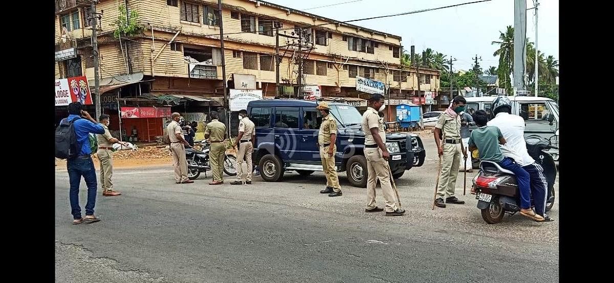 ಭಟ್ಕಳದ ಶಂಸುದ್ದೀನ್ ವೃತ್ತದಲ್ಲಿ ಸೋಮವಾರ ಅನಗತ್ಯವಾಗಿ ಸಂಚರಿಸುತ್ತಿದ್ದವರ ವಾಹನಗಳನ್ನು ಪೊಲೀಸರು ತಡೆದು ತಪಾಸಣೆ ನಡೆಸಿದರು