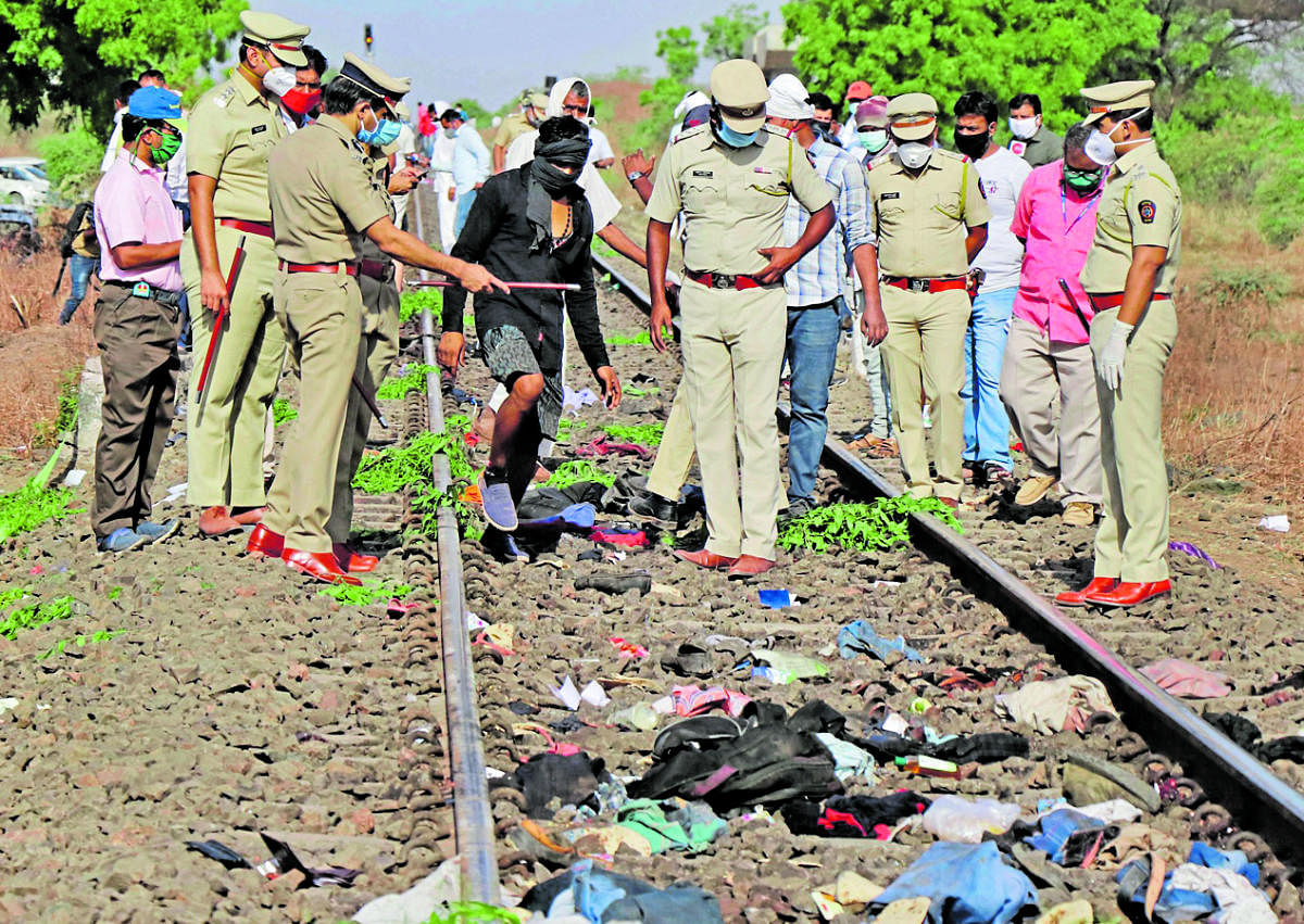 ದುರಂತ ನಡೆದ ಸ್ಥಳದಲ್ಲಿ ಪೊಲೀಸರು ಪರಿಶೀಲನೆ ನಡೆಸಿದರು –ರಾಯಿಟರ್ಸ್‌ ಚಿತ್ರ