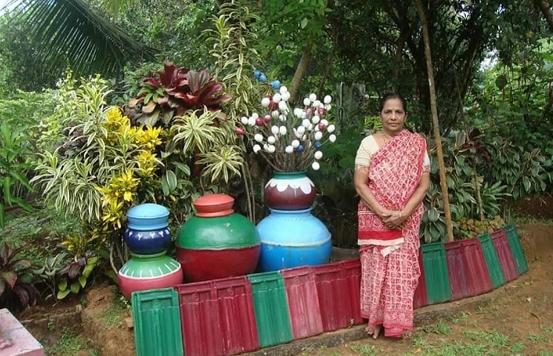 ಮನೆಯ ಅಂಗಳದಲ್ಲಿರುವ ಕಲಾಕೃತಿಗಳೊಂದಿಗೆ ಸುಮತಿ