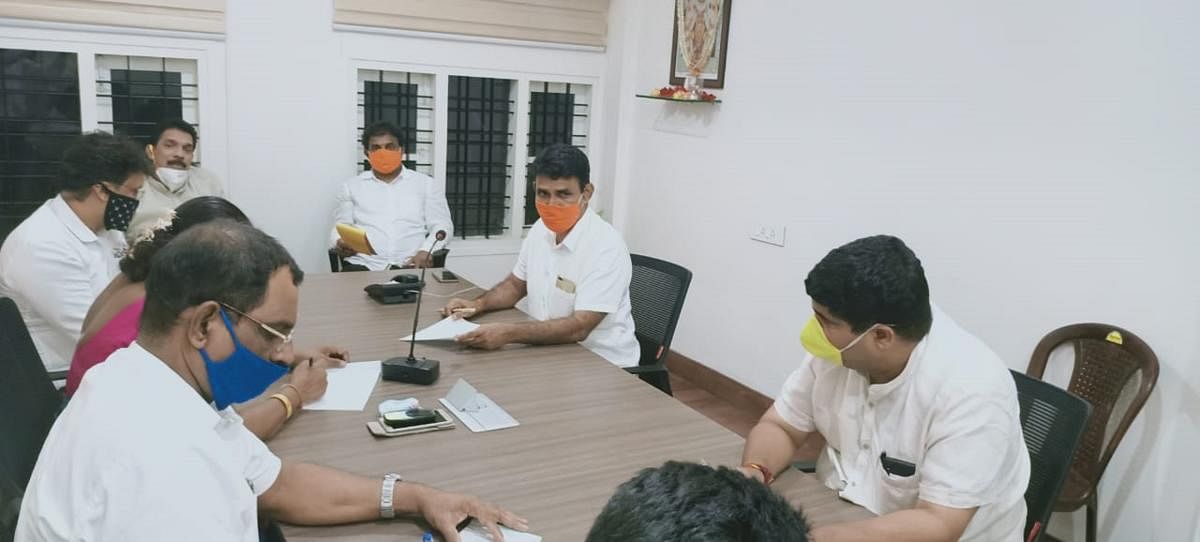ಸಂಸದ ನಳಿನ್‌ಕುಮಾರ್ ಕಟೀಲ್ ನೇತೃತ್ವದಲ್ಲಿ ಬಿಜೆಪಿ ಪದಾಧಿಕಾರಿಗಳ ಸಭೆ ನಡೆಯಿತು