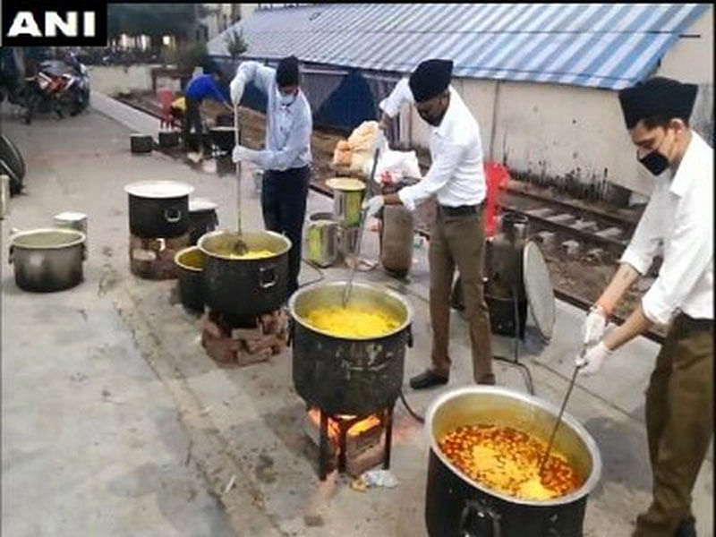 ಮೊರಾದಾಬಾದ್ ರೈಲು ನಿಲ್ದಾಣದಲ್ಲಿ ಆಹಾರ ತಯಾರಿಸುತ್ತಿರುವ ಆರ್‌ಎಸ್‌ಎಸ್‌ ಸದಸ್ಯರು –ಎಎನ್‌ಐ ಚಿತ್ರ
