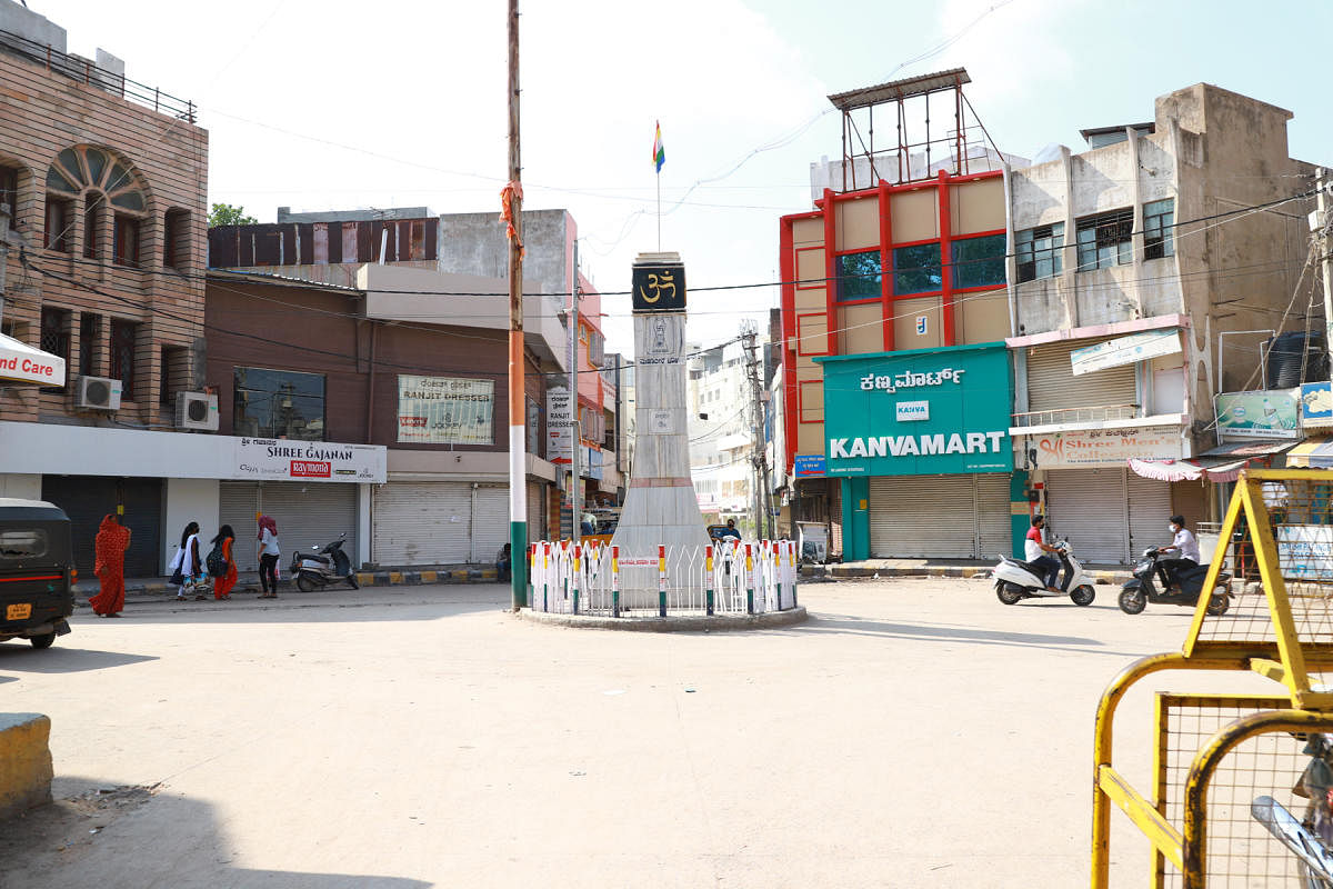 ರಾಯಚೂರು ನಗರದಲ್ಲಿ ಸೋಮವಾರ ಜನಸಂಚಾರದಿಂದ ಕೂಡಿದ್ದ ಮಹಾವೀರ ವೃತ್ತವು ಮಧ್ಯಾಹ್ನದ ನಂತರ ಬಿಕೋ ಎನ್ನುತ್ತಿತ್ತು
