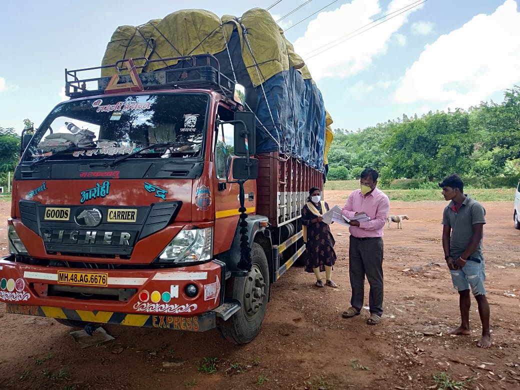 ಅಧಿಕಾರಿಗಳು ವಾಹನಗಳ ತಪಾಸಣೆ ನಡೆಸಿದರು