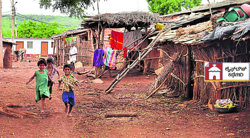 ಮಣ್ಣು ರಸ್ತೆಯಲ್ಲಿ ಮಕ್ಕಳಾಟ