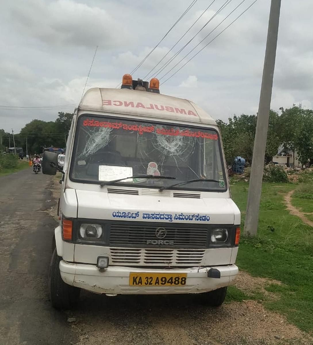 ಆಂಬುಲೆನ್ಸ್‌ನ ಗಾಜು ಒಡೆದಿರುವುದು