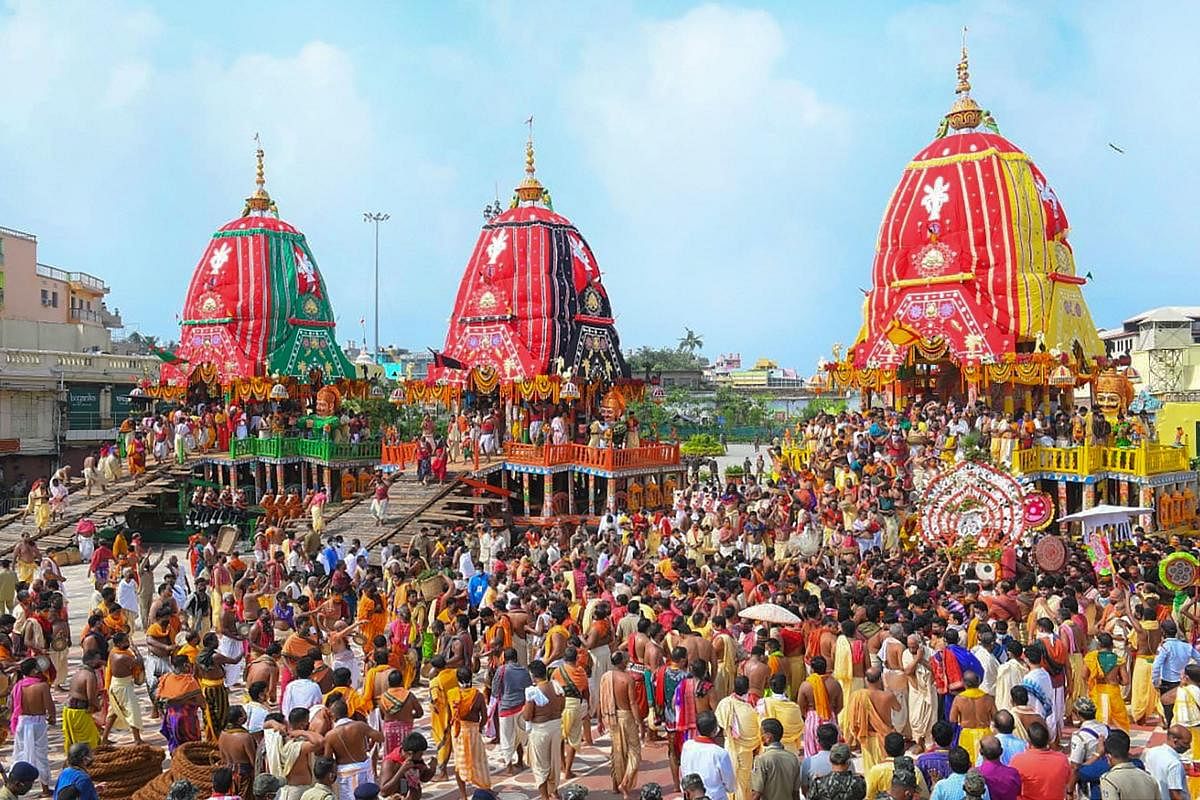 ಐತಿಹಾಸಿಕ ಪುರಿ ಜಗನ್ನಾಥ ಯಾತ್ರೆ ಮಂಗಳವಾರ ಆರಂಭವಾಗಿದ್ದು, ಭಕ್ತರು ಮತ್ತು ಅರ್ಚಕರು ‘ಪಹಂಡಿ’ ಪೂಜಾ ವಿಧಿ ವಿಧಾನಗಳಲ್ಲಿ ಪಾಲ್ಗೊಂಡಿದ್ದರು