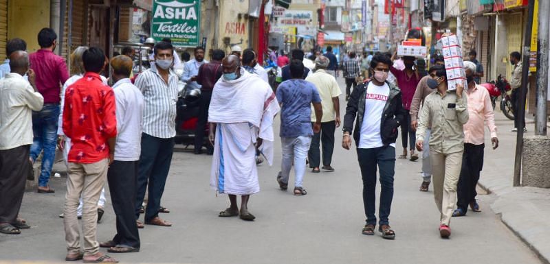 ಚಿಕ್ಕಪೇಟೆಯಲ್ಲಿ ಅಂಗಡಿ ಮುಂಗಟ್ಟು ಮುಚ್ಚಿದ್ದರೂ ಜನಸಂಚಾರ ಸಾಮಾನ್ಯವಾಗಿತ್ತು.