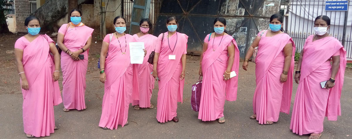ಬೆಳಗಾವಿಯಲ್ಲಿ ಗುರುವಾರ ಆಶಾ ಕಾರ್ಯಕರ್ತೆಯರು ತಮ್ಮ ಬೇಡಿಕೆಗಳ ಪಟ್ಟಿಯನ್ನು ಪ್ರದರ್ಶಿಸಿದರು