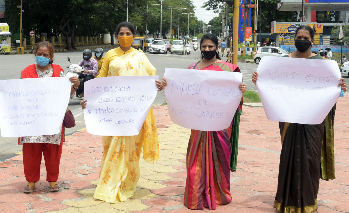 ಆಶಾ ಕಾರ್ಯಕರ್ತೆಯರ ಬೇಡಿಕೆಗಳನ್ನು ಈಡೇರಿಸಲು ಒತ್ತಾಯಿಸಿ ಕಾಂಗ್ರೆಸ್‌ನ ರಾಜ್ಯ ಮಹಿಳಾ ಘಟಕದ ಅಧ್ಯಕ್ಷರಾದ ಪುಷ್ಪಾ ಅಮರನಾಥ್ ಗುರುವಾರ ಭಿತ್ತಿಪತ್ರ ಹಿಡಿದು ಒತ್ತಾಯಿಸಿದರು