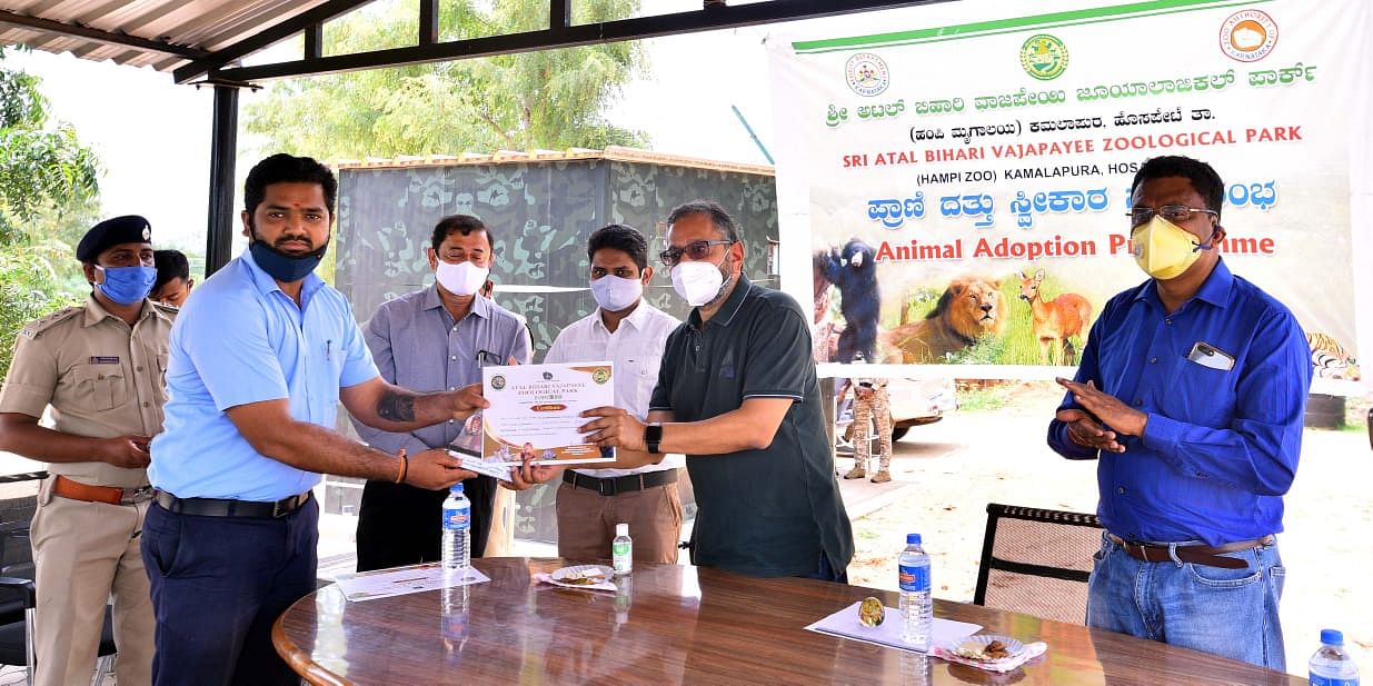 ದತ್ತು ಸ್ವೀಕರಿಸಿದವರಿಗೆ ಅರಣ್ಯ ಇಲಾಖೆಯ ಹೆಚ್ಚುವರಿ ಮುಖ್ಯ ಕಾರ್ಯದರ್ಶಿ ಸಂದೀಪ್‌ ದವೆ ಅವರು ಪ್ರಮಾಣ ಪತ್ರ ವಿತರಿಸಿದರು. 