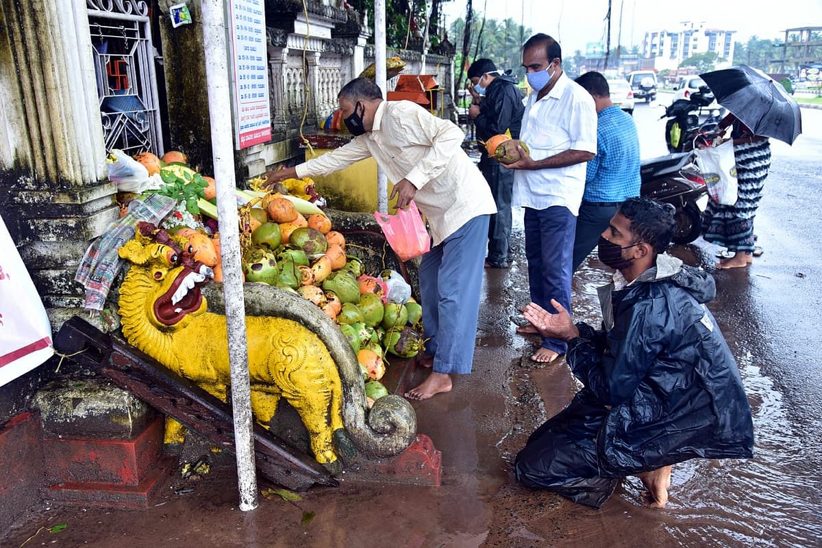 ದೇವಸ್ಥಾನದ ಮುಂದೆ ನಮಿಸುತ್ತಿರುವ ಭಕ್ತಾಧಿಗಳು –ಪ್ರಜಾವಾಣಿ ಚಿತ್ರಗಳು/ ಗೋವಿಂದ ರಾಜ ಜವಳಿ.