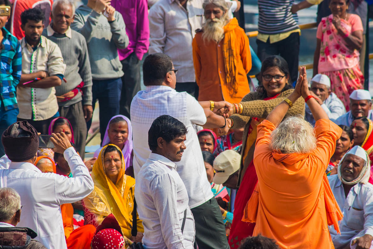 ಶವಸಂಸ್ಕಾರದ ಸಮಯದಲ್ಲೂ ಸಂಬಂಧಿಕರ ಆಟ 