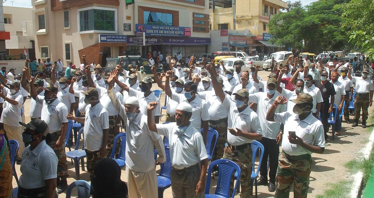 ಜಿಲ್ಲಾ ಮಾಜಿ ಯೋಧರ ಟ್ರಸ್ಟ್ ಕೋಲಾರದಲ್ಲಿ ಸೋಮವಾರ ಹಮ್ಮಿಕೊಂಡಿದ್ದ ಕಾರ್ಗಿಲ್ ವಿಜಯೋತ್ಸವ ಕಾರ್ಯಕ್ರಮದಲ್ಲಿ ಮಾಜಿ ಯೋಧರು ಪಾಲ್ಗೊಂಡರು.