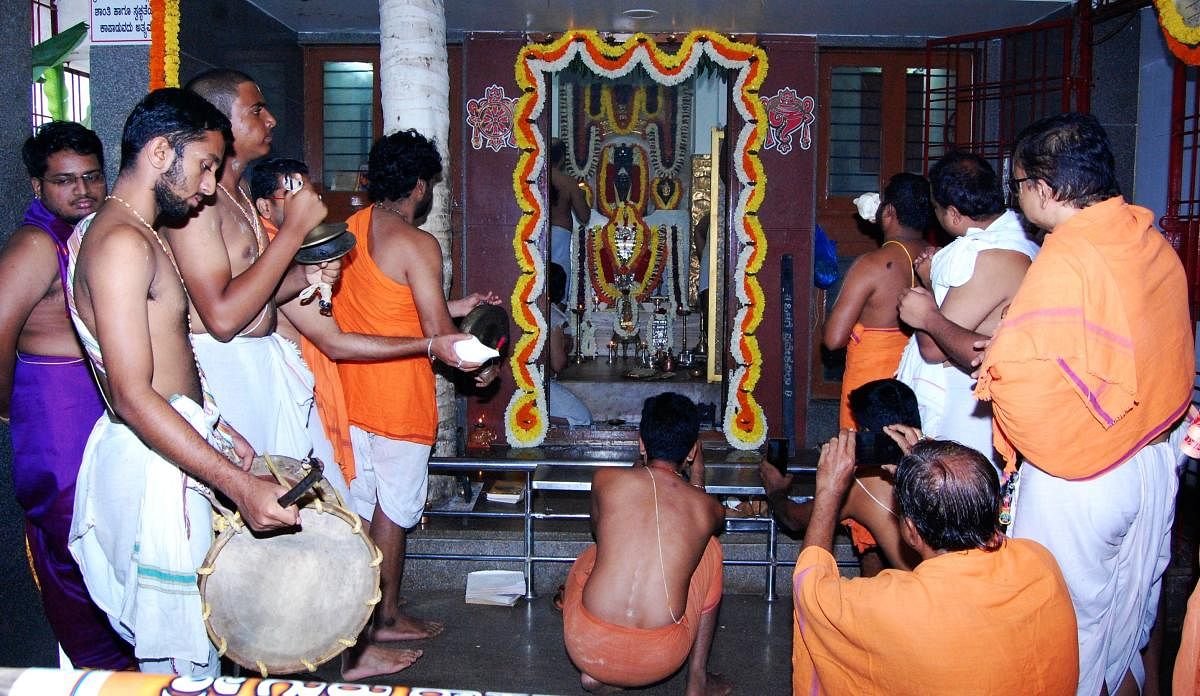 ಹುಬ್ಬಳ್ಳಿಯ ಪರಿಮಳ ಮಾರ್ಗದಲ್ಲಿರುವ ಮಠದಲ್ಲಿ ಮಂಗಳವಾರ ರಾಯರ ವೃಂದಾವನಕ್ಕೆ ಪೂಜೆ ನಡೆಯಿತು