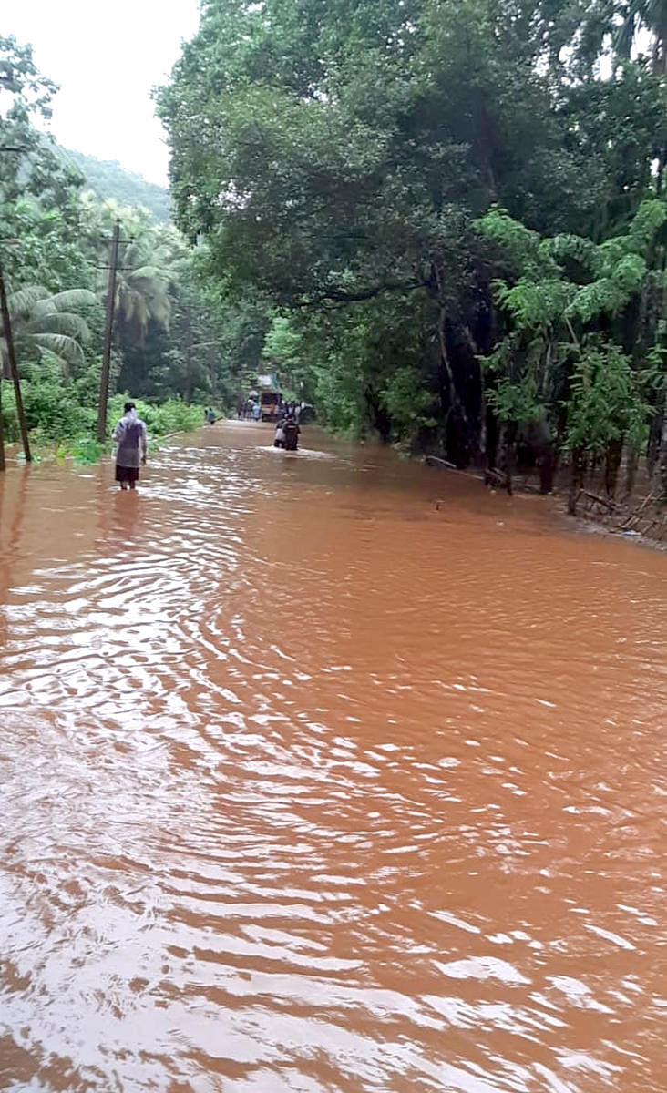 ಕುಮಟಾ ತಾಲ್ಲೂಕಿನ ಕತಗಾಲದಲ್ಲಿ ಬುಧವಾರ ಚಂಡಿಕಾ ಹೊಳೆ ಉಕ್ಕಿ ಹರಿದ ಪರಿಣಾಮ ರಾಜ್ಯ ಹೆದ್ದಾರಿಯಲ್ಲಿ ಸುಮಾರು ಮೂರು ಅಡಿಗಳಷ್ಟು ನೀರು ನಿಂತಿತ್ತು