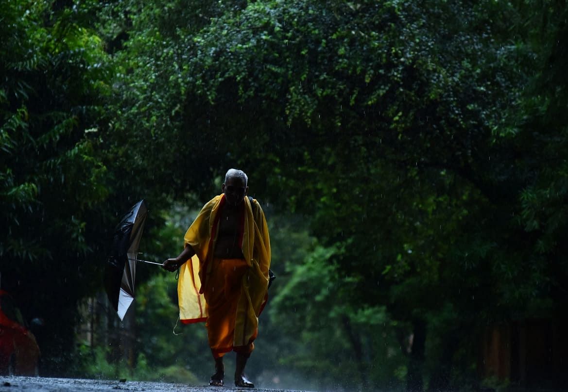 ಹುಬ್ಬಳ್ಳಿಯಲ್ಲಿ ಉತ್ತಮ ಮಳೆಯಾಗುತ್ತಿದೆ. (ಪ್ರಜಾವಾಣಿ ಚಿತ್ರ: ತಾಜುದ್ದೀನ್ ಆಜಾದ್)