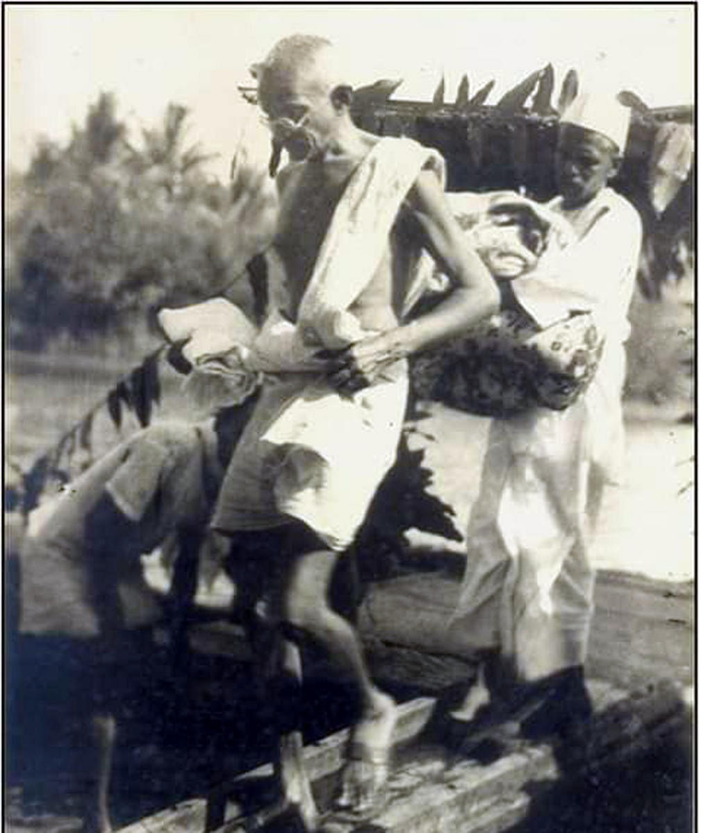 ಗಾಂಧೀಜಿ 1934ರಲ್ಲಿ ಉಡುಪಿಗೆ ಭೇಟಿ ನೀಡಿದ ಸಂದರ್ಭ. ಚಿತ್ರಕೃಪೆ: ಐಡಿಯಲ್‌ ಸ್ಟುಡಿಯೊ