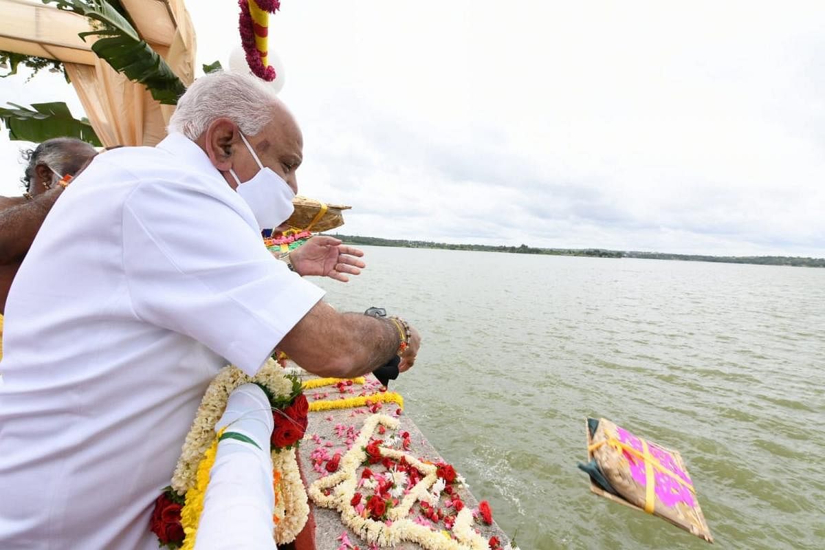 ಭರ್ತಿಯಾಗಿರುವ ಕೆಆರ್‌ಎಸ್‌ ಜಲಾಶಯಕ್ಕೆ ಮುಖ್ಯಮಂತ್ರಿ ಬಿ.ಎಸ್‌.ಯಡಿಯೂರಪ್ಪ ಶುಕ್ರವಾರ ಬಾಗಿನ ಅರ್ಪಿಸಿದರು