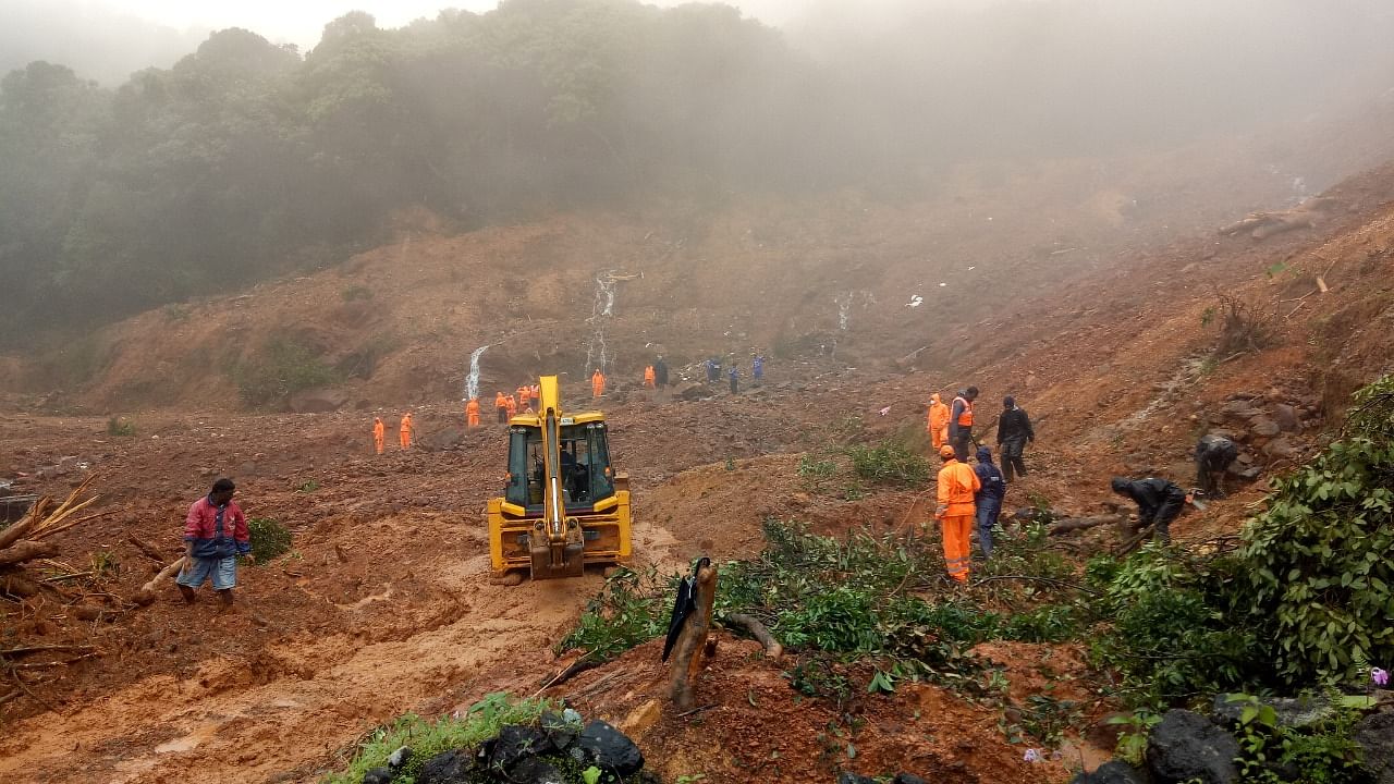 ಶೋಧ ಕಾರ್ಯಾಚರಣೆ ನಡೆಸುತ್ತಿರುವ ದೃಶ್ಯ 