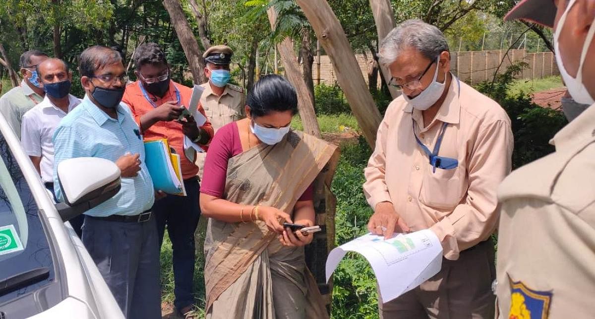 ಕೆಜಿಎಫ್‌ಗೆ ಭೇಟಿ ನೀಡಿದ ಜಿಲ್ಲಾಧಿಕಾರಿ ಜಿ.ಸತ್ಯಭಾಮ ಬೆಮಲ್‌ನ ಉಳಿಕೆ ಜಮೀನಿನ ಬಗ್ಗೆ ಬೆಮಲ್ ಅಧಿಕಾರಿಗಳ ಬಳಿ ಮಾಹಿತಿ ಪಡೆದರು