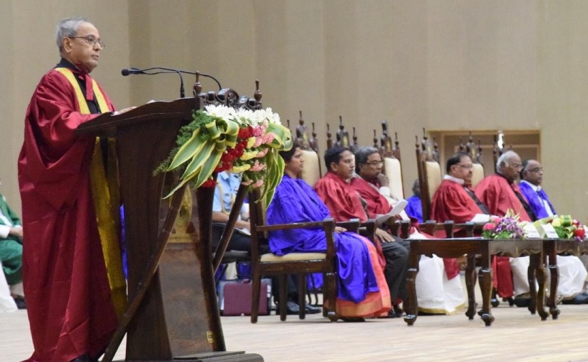 2015ರ ಡಿಸೆಂಬರ್‌ 22ರಂದು ನಡೆದ ಸಿಯುಕೆ ಘಟಿಕೋತ್ಸವದಲ್ಲಿ ಅಂದಿನ ರಾಷ್ಟ್ರಪತಿ ಆಗಿದ್ದ ಪ್ರಣವ್ ಮುಖರ್ಜಿ ಅವರು ಘಟಿಕೋತ್ಸವ ಭಾಷಣ ಮಾಡಿದ ಕ್ಷಣ