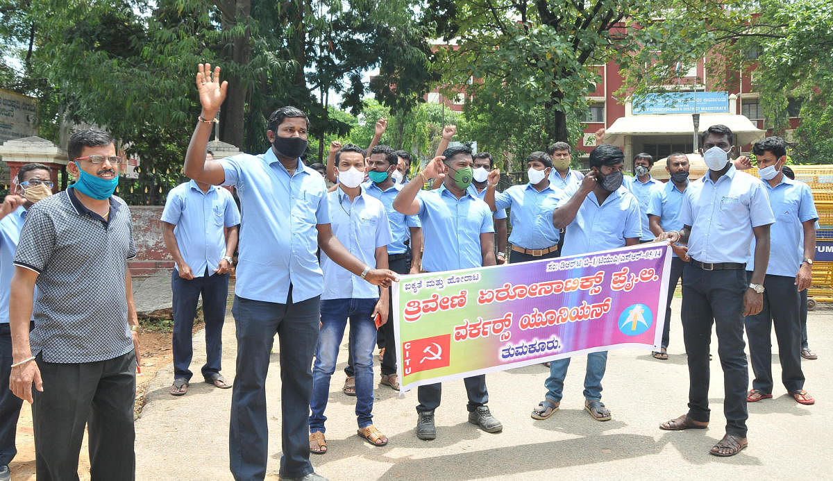 ತ್ರಿವೇಣಿ ಏರೋನಾಟಿಕ್ಸ್ ಸಂಸ್ಥೆ ಕಾರ್ಮಿಕರು ತುಮಕೂರು ಜಿಲ್ಲಾಧಿಕಾರಿ ಕಚೇರಿ ಮುಂದೆ ಪ್ರತಿಭಟಿಸಿದರು