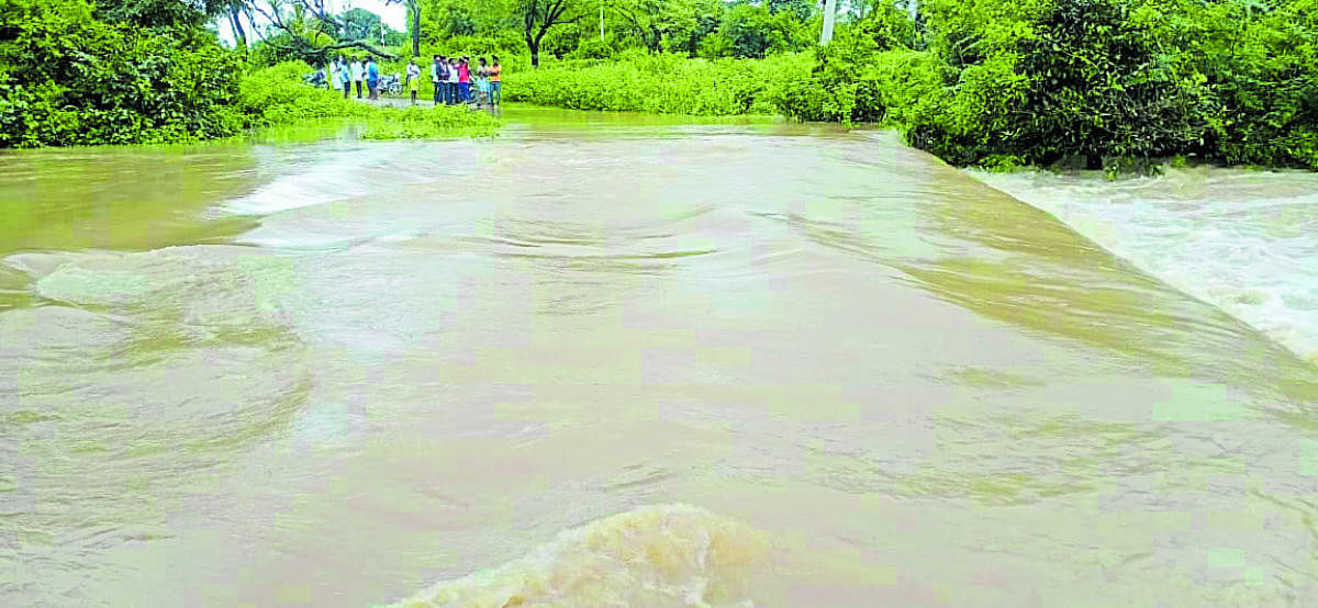 ಗುರುಮಠಕಲ್‌ ತಾಲ್ಲೂಕಿನ ಕೋಟಗೇರಾ–ಗಾಜಕೋಟ ಸಂಪರ್ಕಿಸುವ ಹಳ್ಳದ ಸೇತುವೆ ಮುಳುಗಡೆಯಾಗಿದೆ