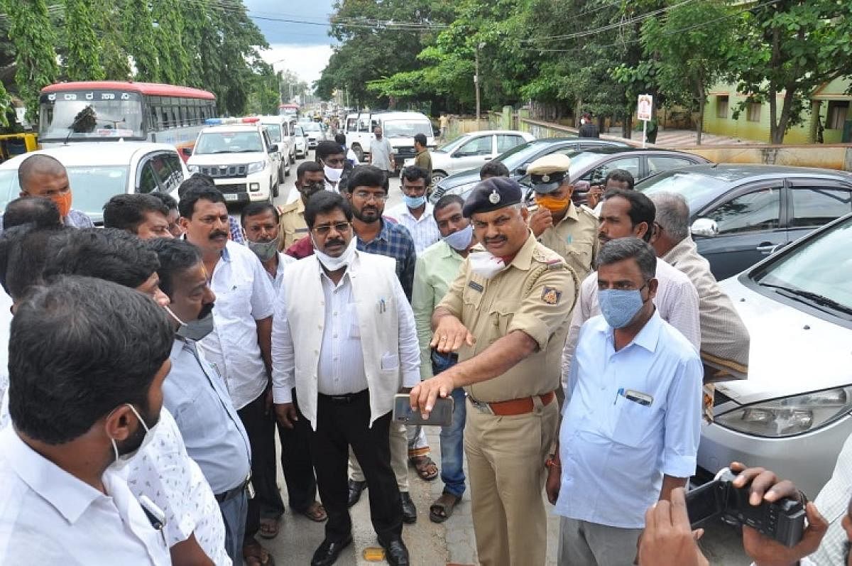 ಮುಳಬಾಗಿಲಿನಲ್ಲಿ ಸುಗಮ ಸಂಚಾರಕ್ಕೆ ಕೈಗೊಂಡಿರುವ ಕ್ರಮಗಳನ್ನು ಅಬಕಾರಿ ಸಚಿವ ಎಚ್. ನಾಗೇಶ್ ಪರಿಶೀಲಿಸಿದರು