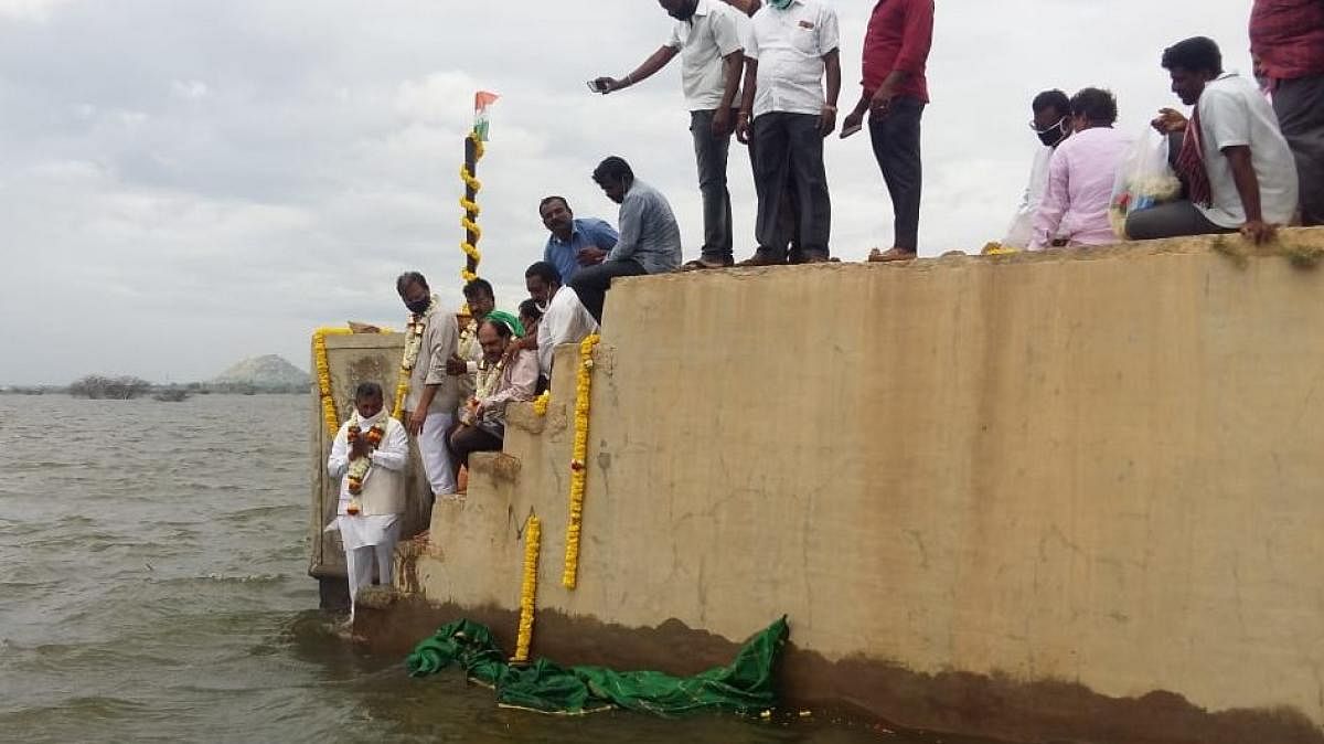 ಕೇಂದ್ರದ ಮಾಜಿ ಕೆ.ಎಚ್‌.ಮುನಿಯಪ್ಪ ಕೋಲಾರ ತಾಲ್ಲೂಕಿನ ಎಸ್.ಅಗ್ರಹಾರ ಕೆರೆಗೆ ಶನಿವಾರ ಬಾಗಿನ ಅರ್ಪಿಸಿದರು.